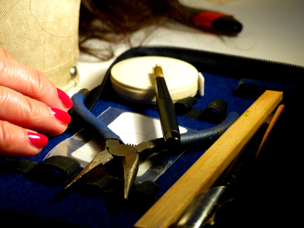 outils pour réparer une perruque
